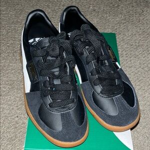 Puma Black and White pumas, very good condition. Only worn a few times.